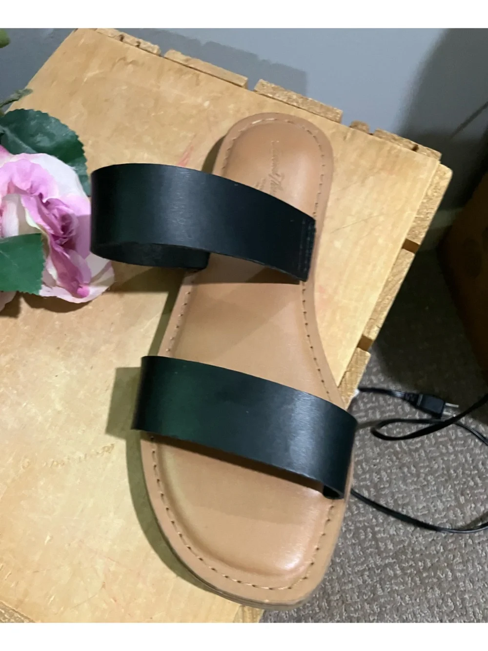 Universal Thread Goods Co woman size 6 Sandals